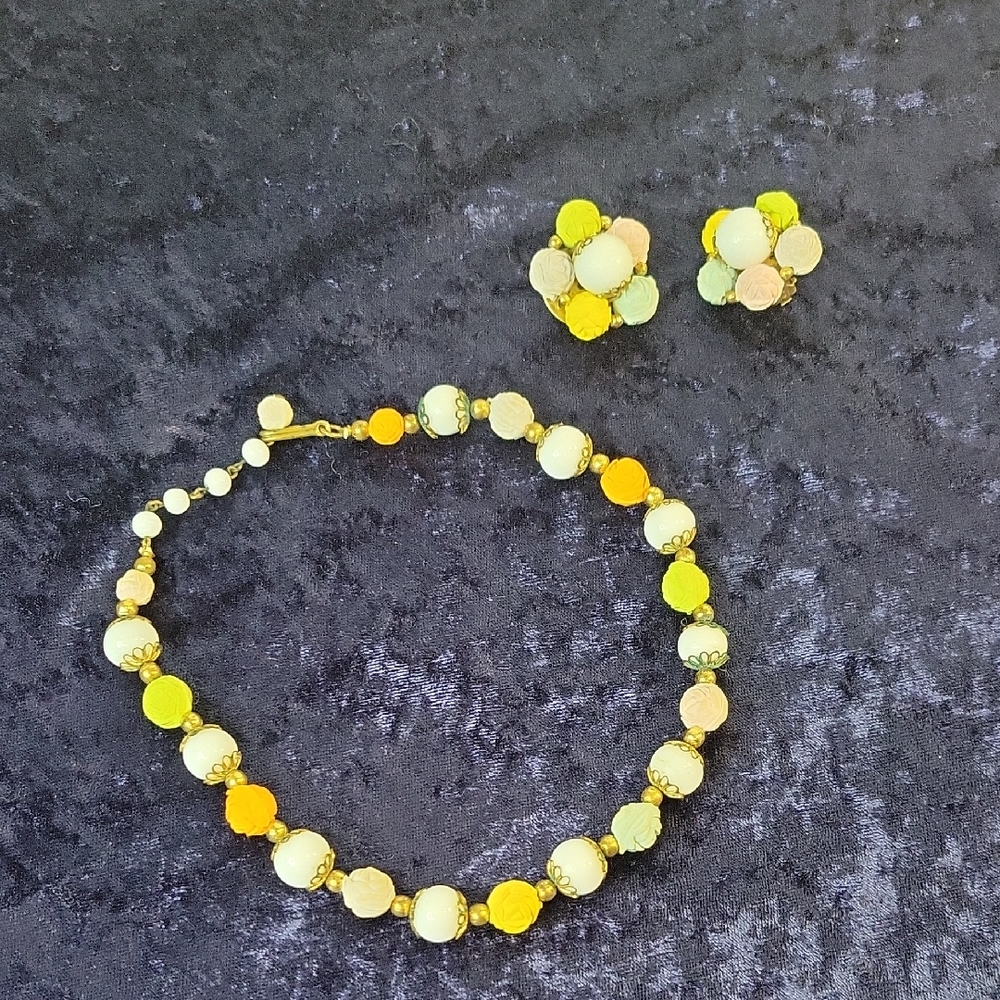 Vintage Choker Necklace With Clip On Earrings, Beads: Wood Floral & Lucite